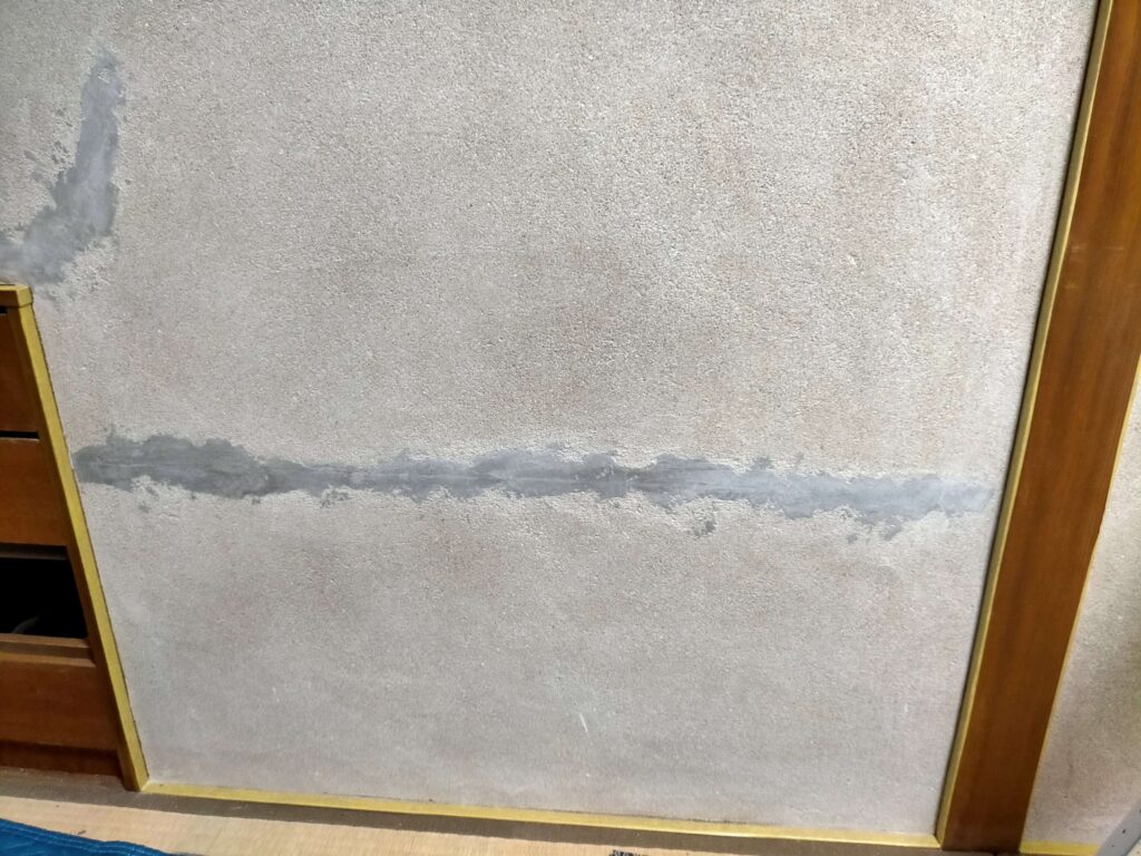 繊維壁を剥がした後の亀裂をアンダーコートで補修