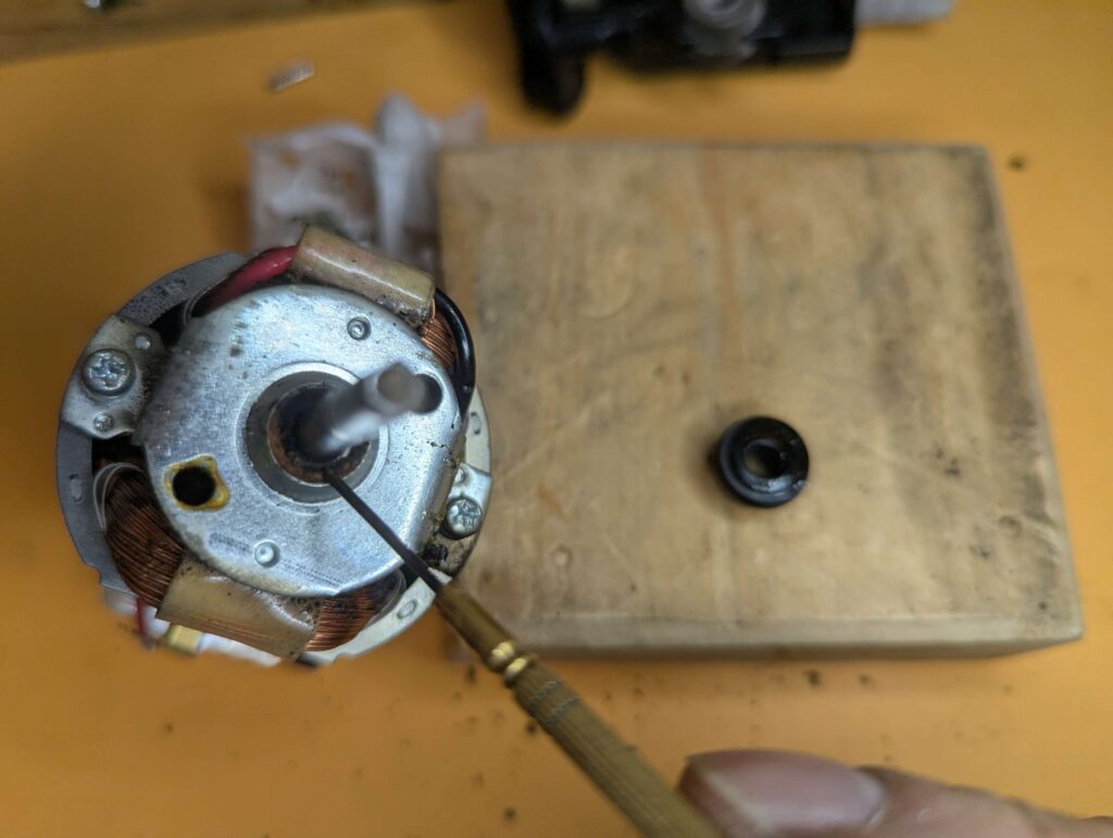 モーターのゴムブッシュとリングを外す作業