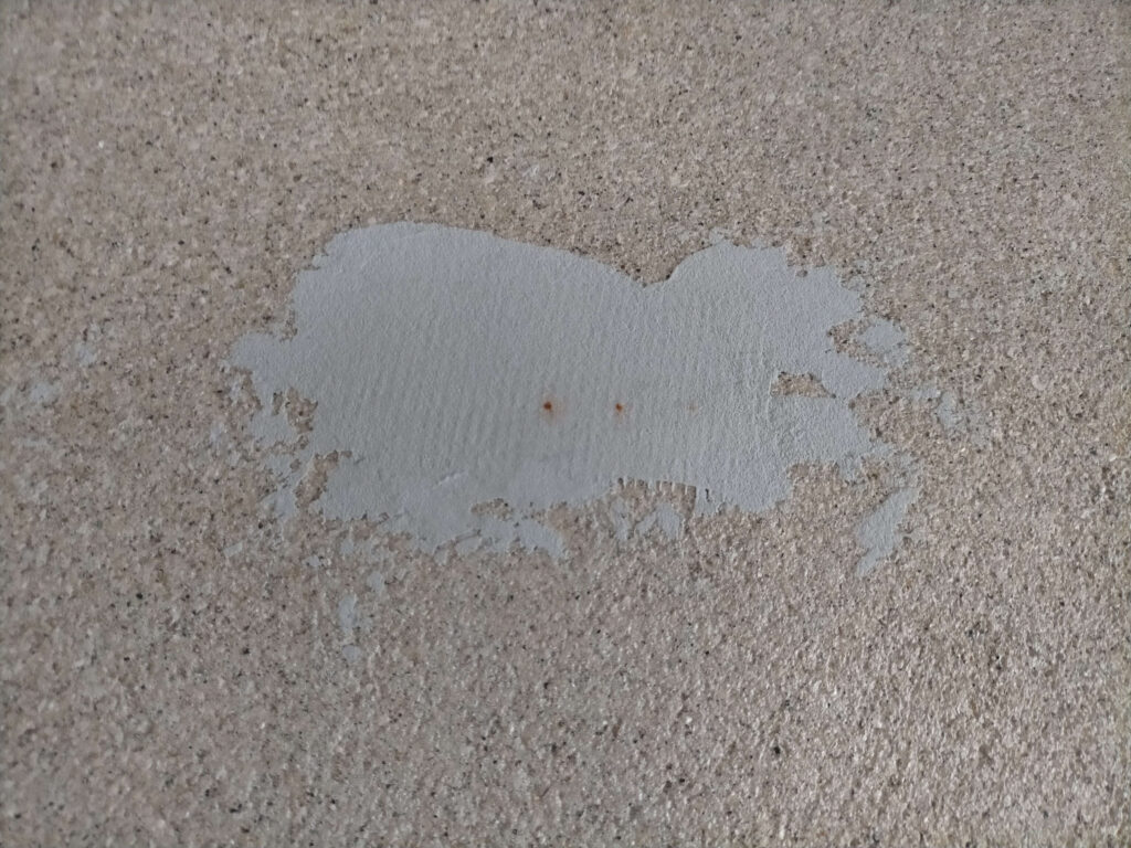 下地処理で古釘を適切に処理しなかったため、漆喰アンダーコートの表面に錆色が浮き出た失敗例