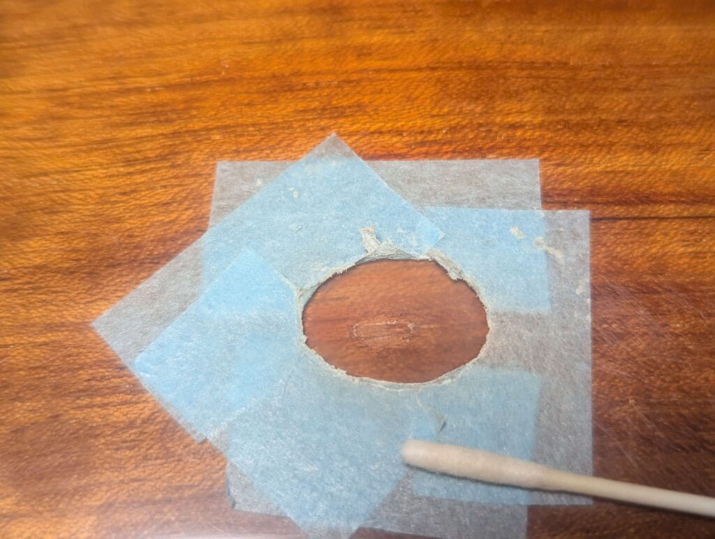 レジン補修のために塗装割れ部分をリューターとサンドペーパーですり鉢状に削った状態