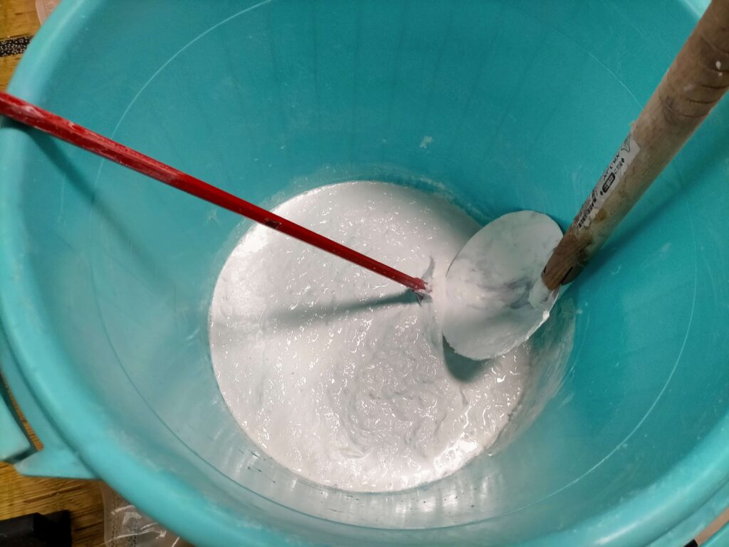 バケツに入れた漆喰と水