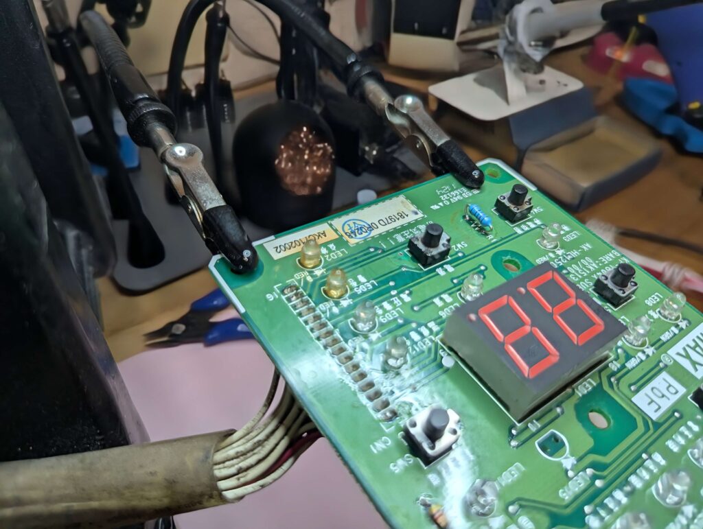 部品交換と再実装が完了したスイッチ基板の表面