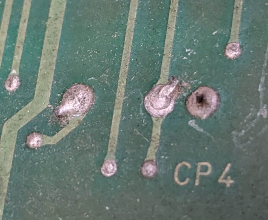 基板の電源スイッチのハンダ部分に発生したクラック（ひび割れ）の拡大写真