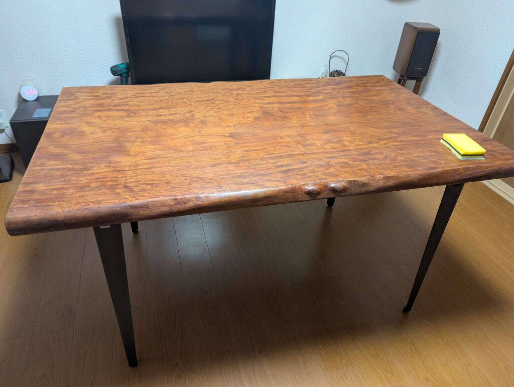 ダイニングテーブル天板の全面を水研ぎした様子