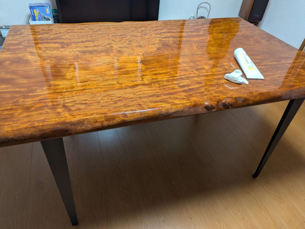 コンパウンドで手磨きした一枚板天板の鏡面磨き仕上げ