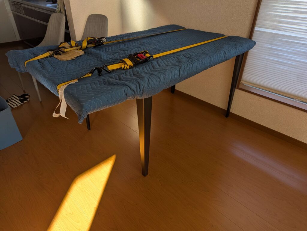 アイアンフレームに一枚板の天板を載せた状態