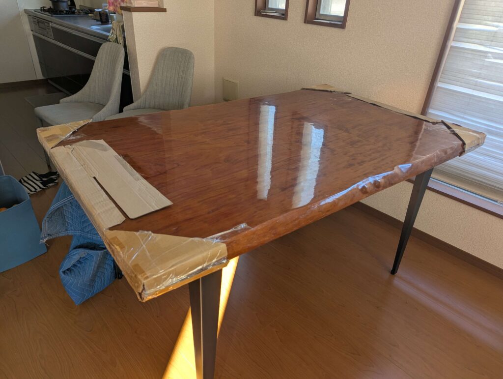 アイアンフレームに載せた一枚板の養生を外した状態