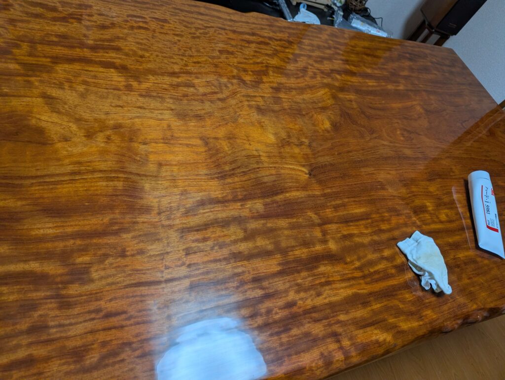 コンパウンドで手磨きした一枚板天板のペーパー目傷消し