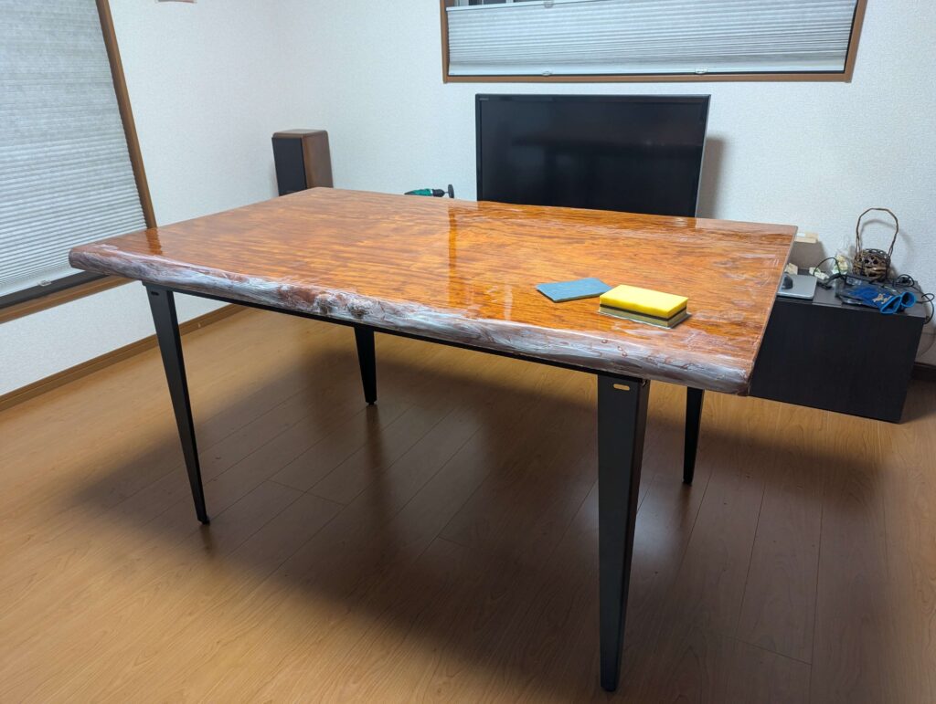 ダイニングテーブル天板の側面を水研ぎした様子