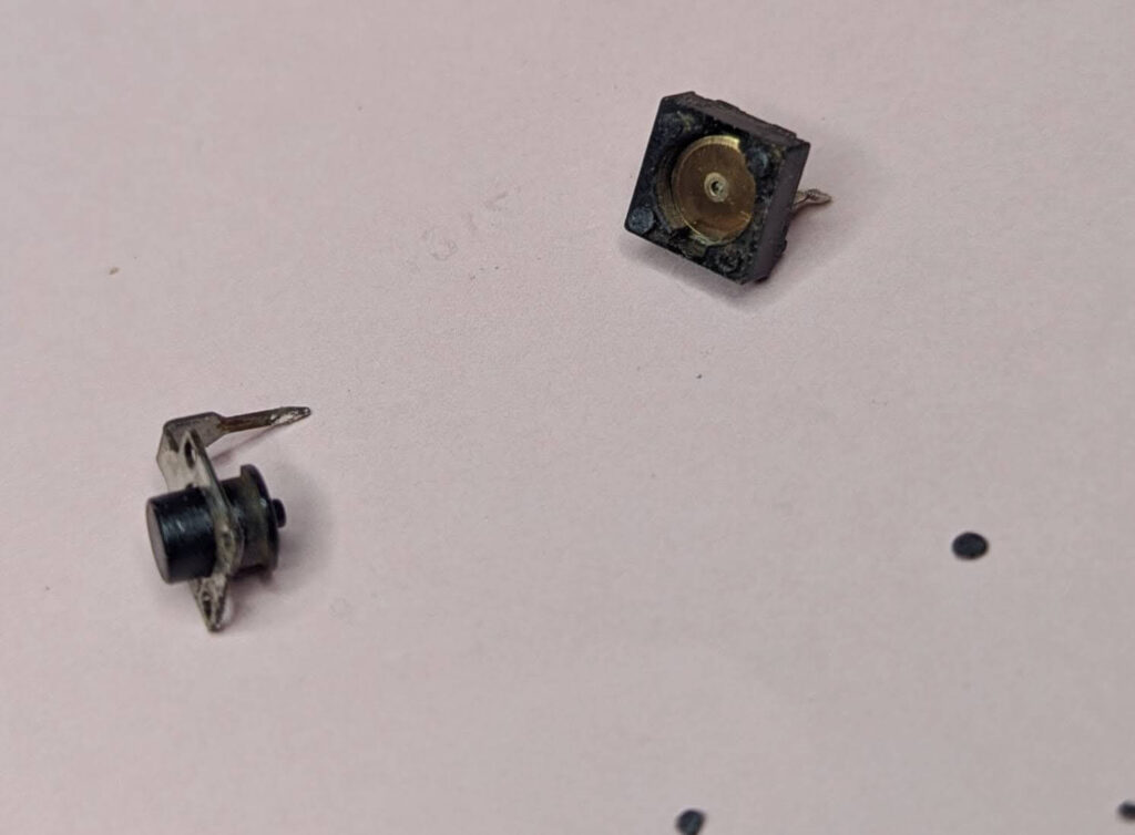 タクトスイッチのボタンを外して見えた丸バネ中央の穴