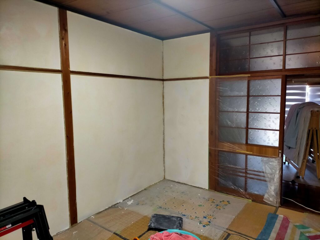 タバコのヤニが強力でアク止めを貫通し、漆喰壁に黄色いシミが浮き出た様子