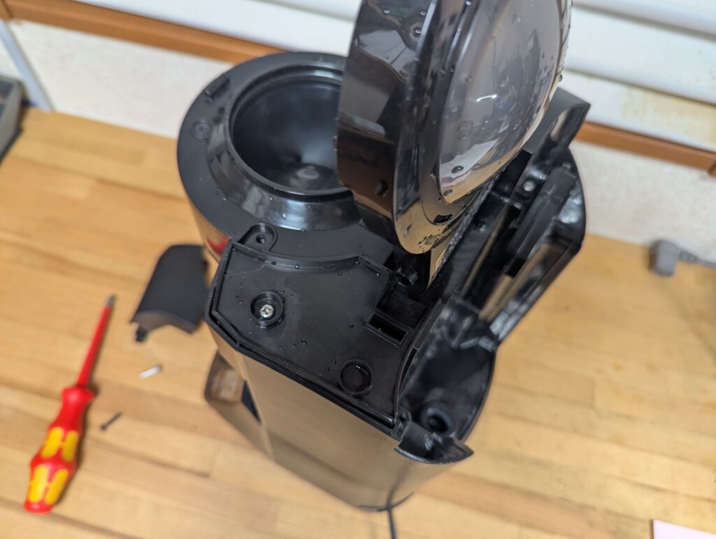 上部カバーを取り付けている作業