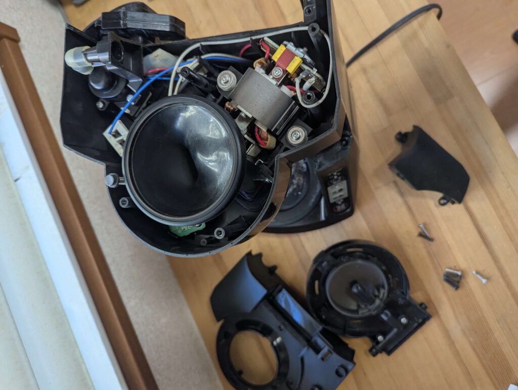 上部カバーを外したコーヒーメーカー内部の様子