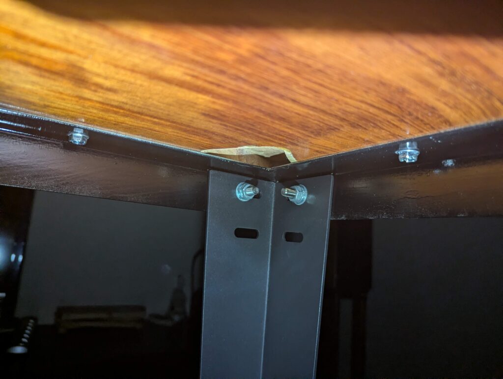DIYで取り付けた鉄脚とフレームのテーブル裏側の構造