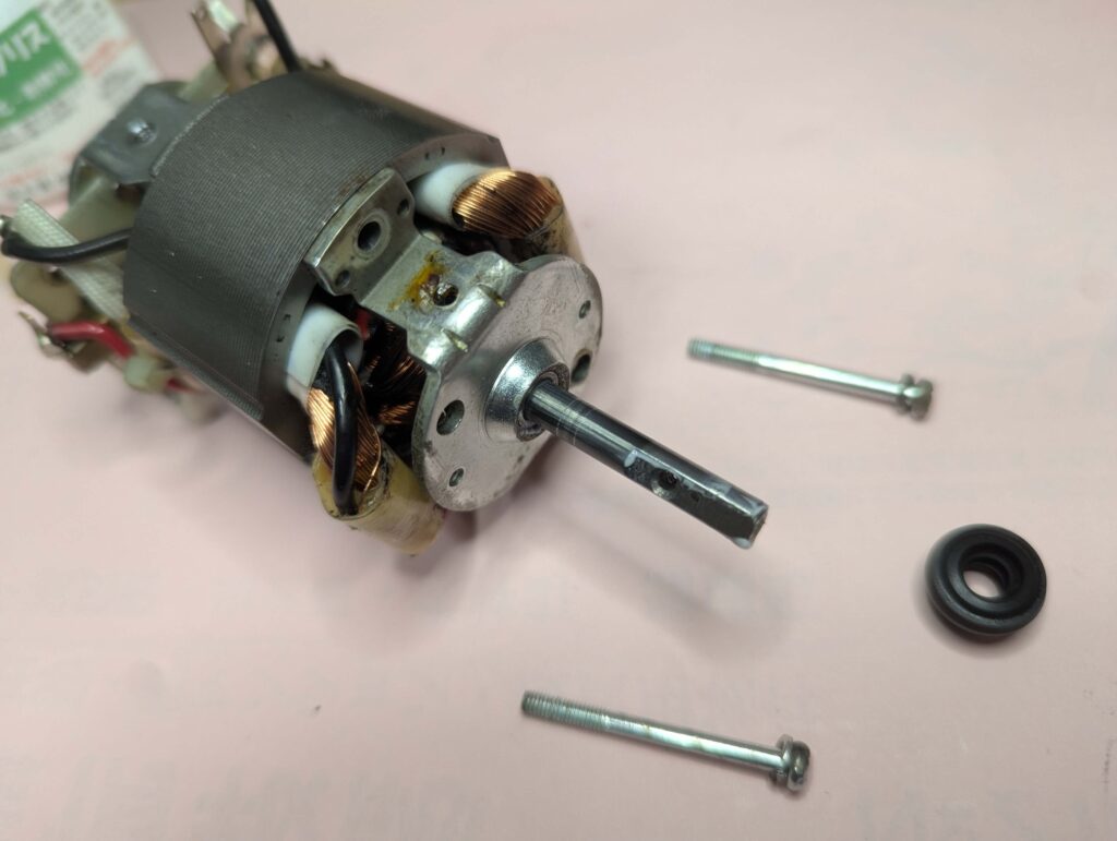 モーターローターコアシャフトにワッシャー・ウェーブワッシャー・BKTを組み付ける