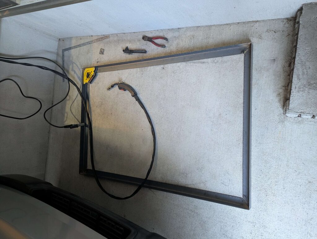 アングル材のコーナー部分を溶接接合している様子