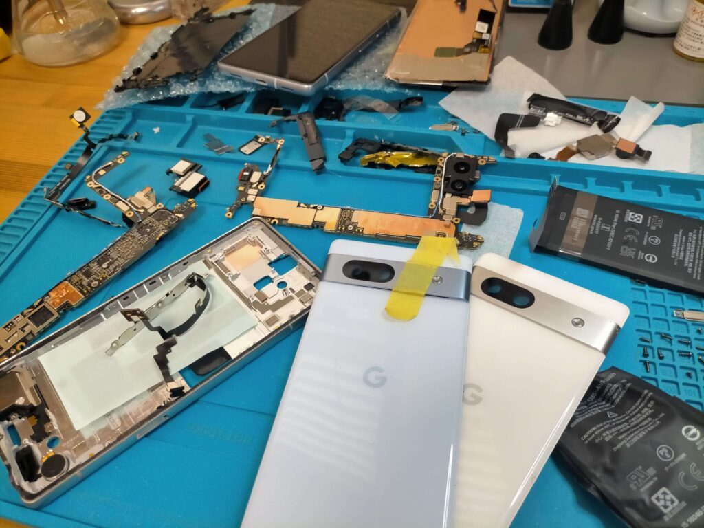 ３台のGooglePixelを分解している写真