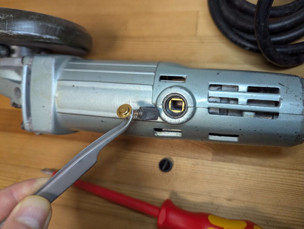 グラインダのブラシを引き抜く