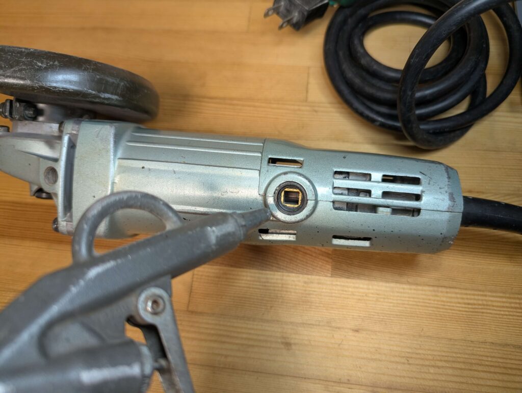 整流子をエアーで清掃