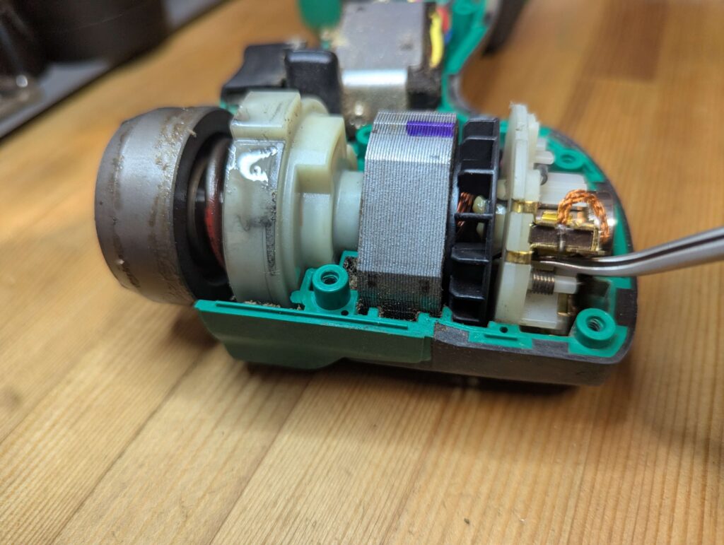 ブラシを押さえているバネを外す