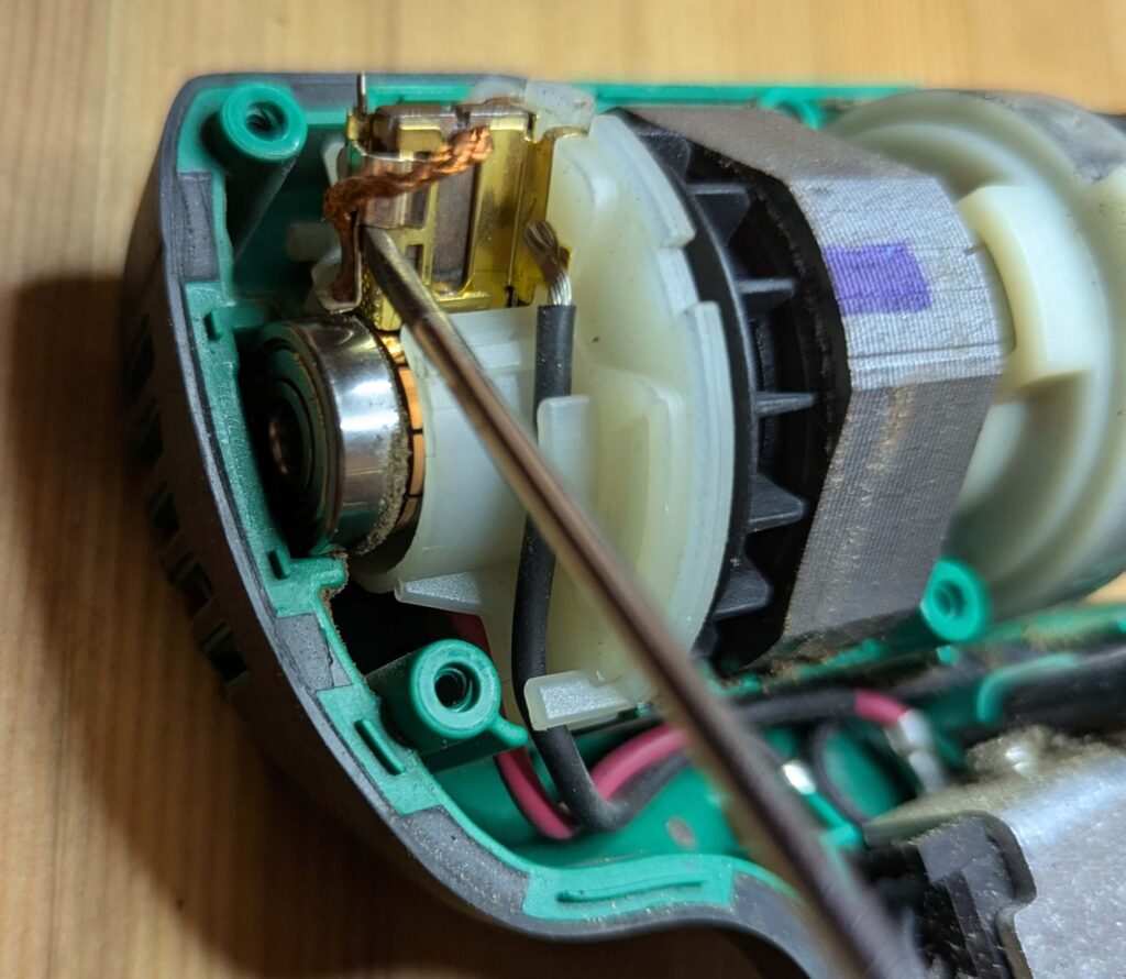 ブラシの固定をマイナスドライバーで外す