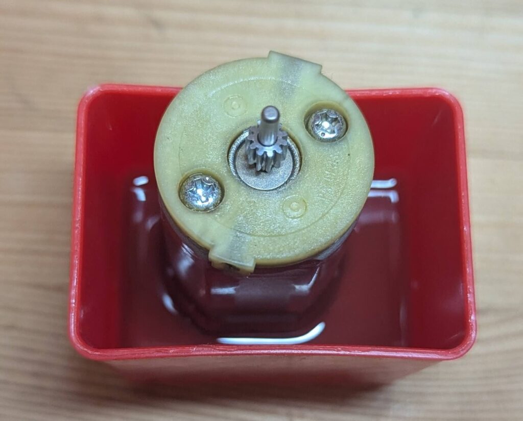 モーターをIPAが入った容器に漬ける