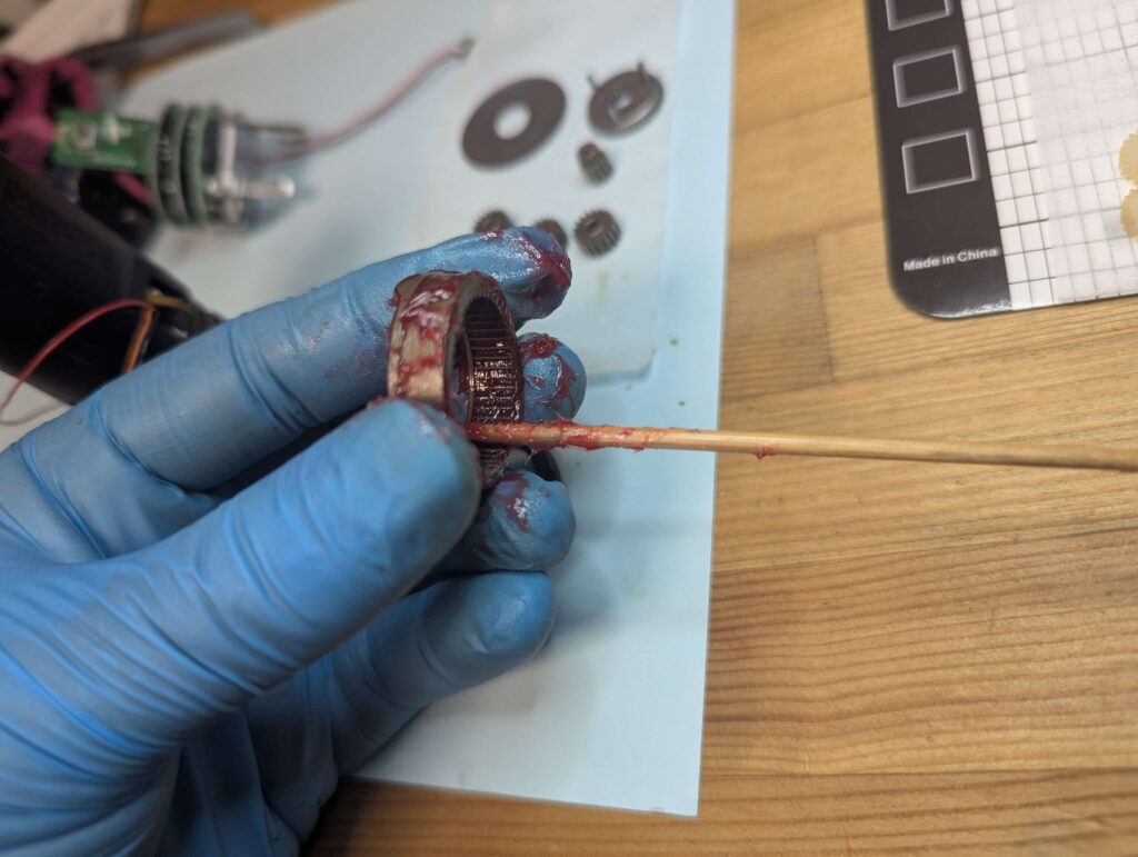 ギヤボックス内部のギヤにグリスを塗布