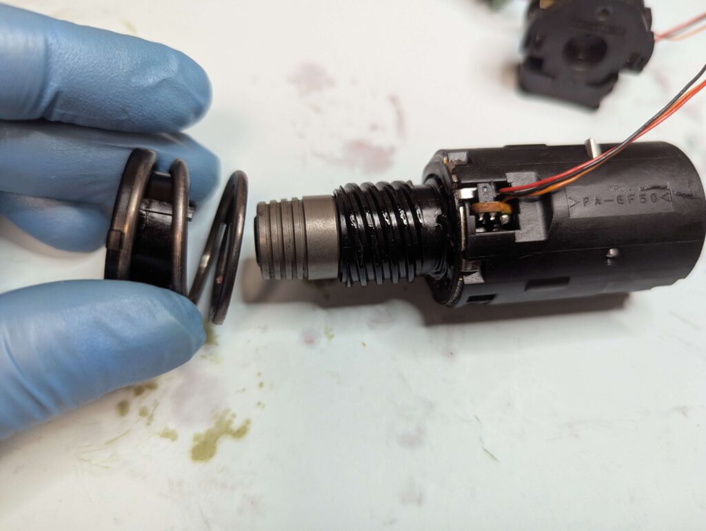 ギヤボックス先端のスプリングを回して外す