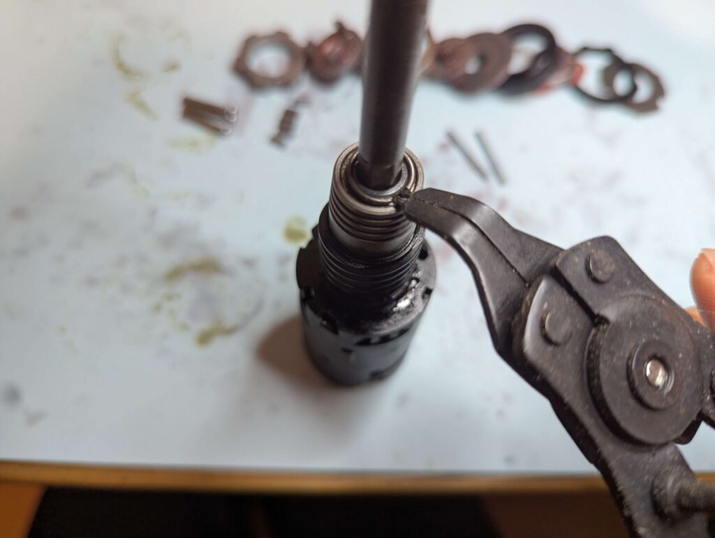 ビットを挿してCリングをスナップリングプライヤーで外す