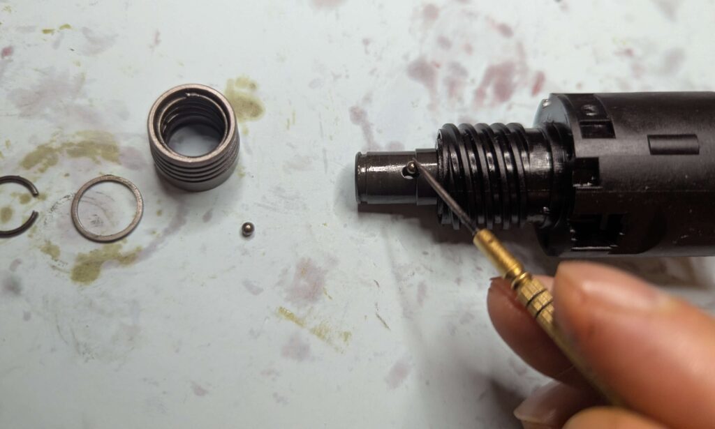 金属ボール（２個）を外す