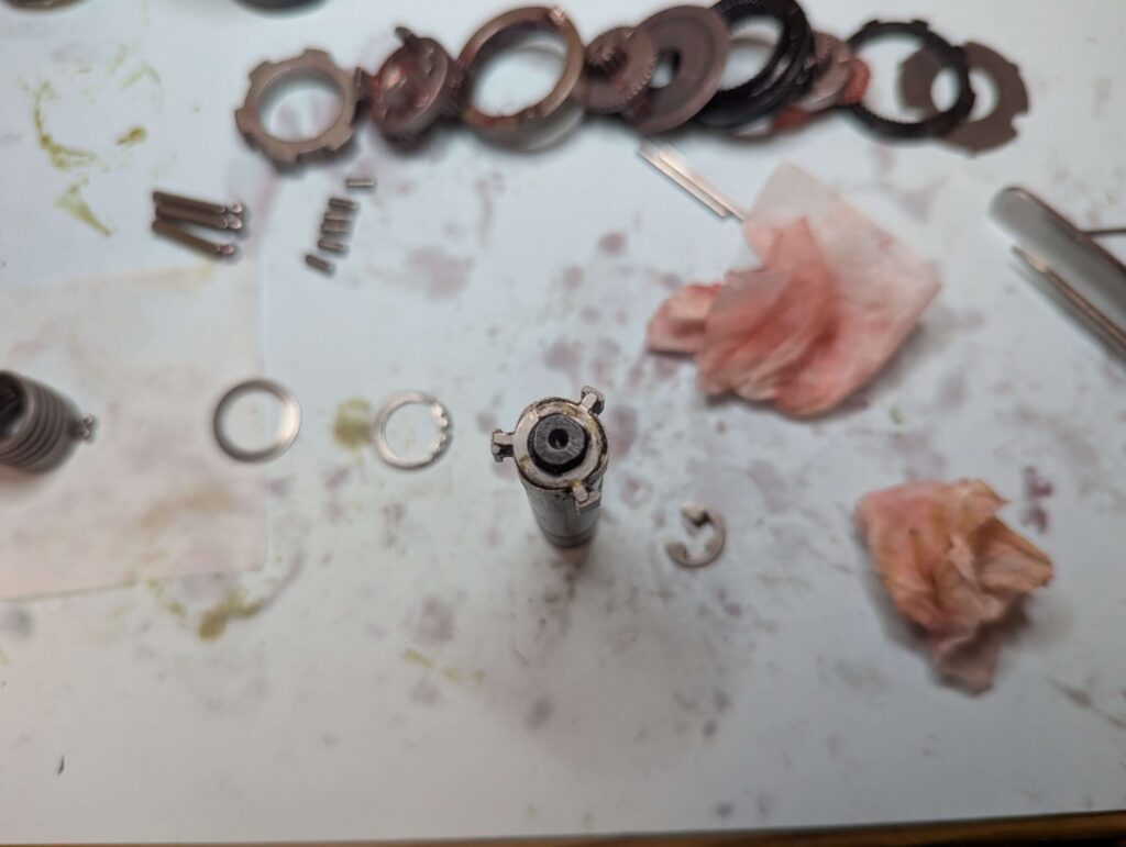 軸のEリングを外した所