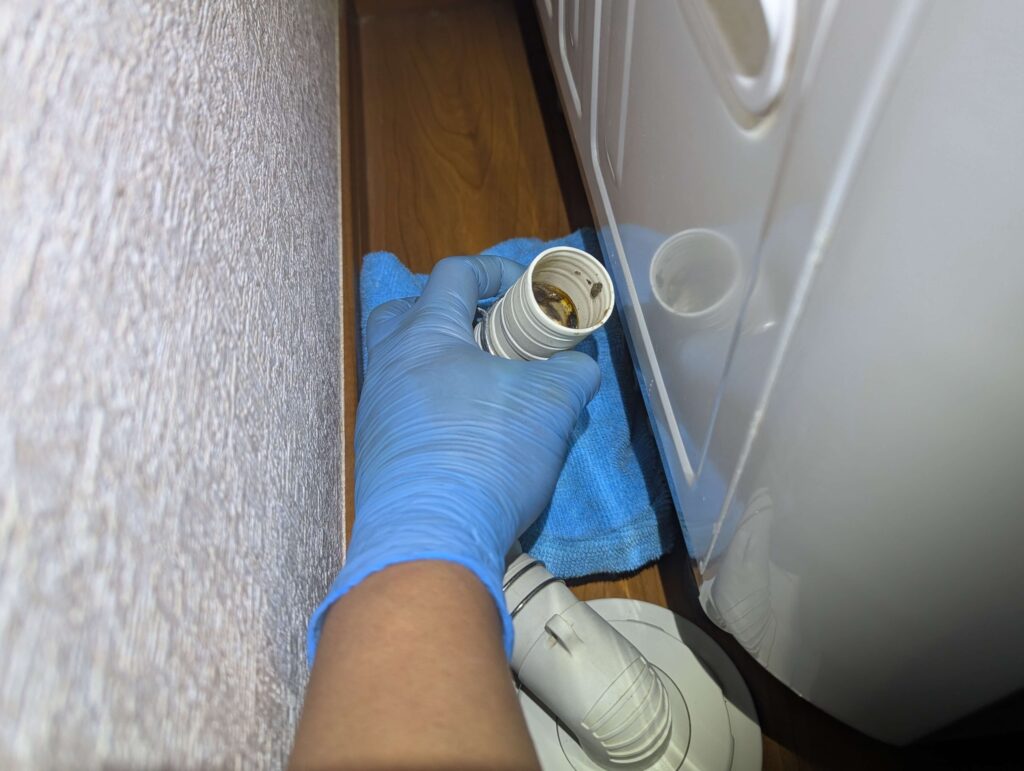 洗濯機本体からホースを外す