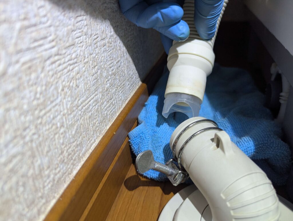 排水口側からホースを外す