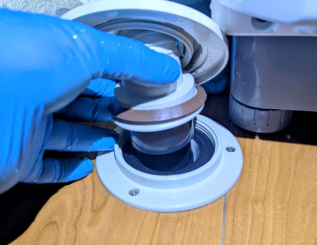 排水口トラップを戻す