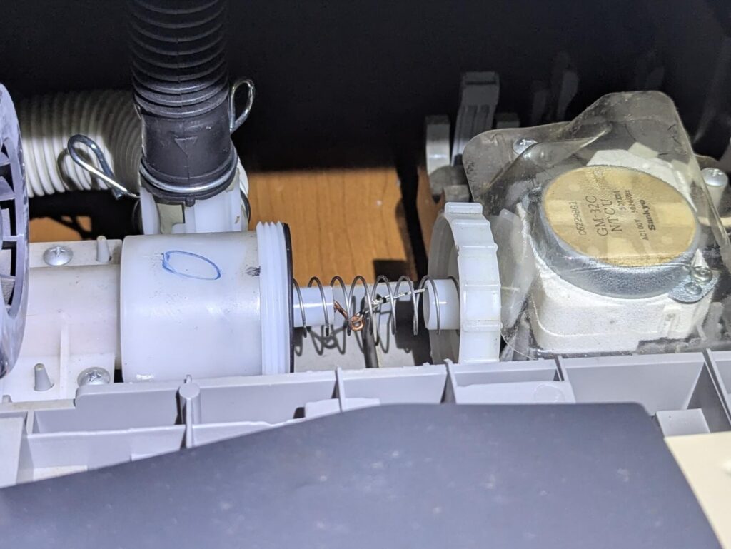 排水弁キャップとスプリングを外す