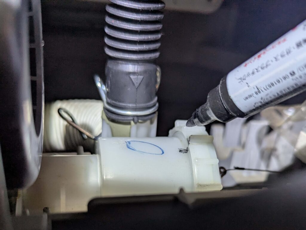 排水弁キャップにマジックでけがく