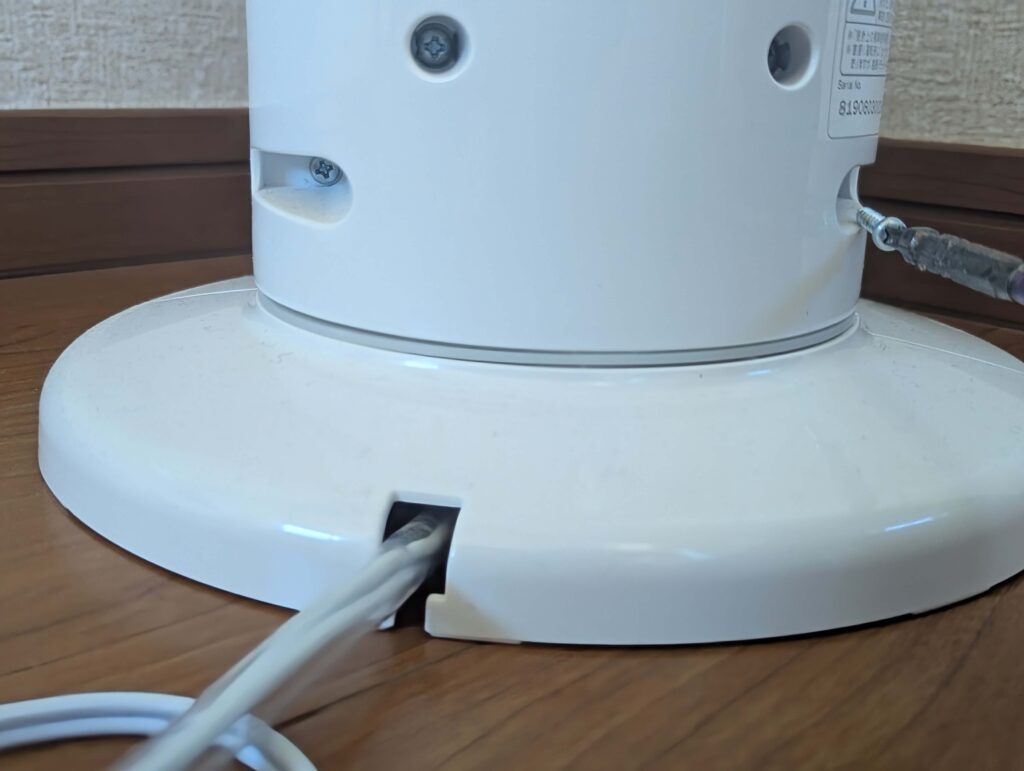 本体背面のリヤカバーネジ下部