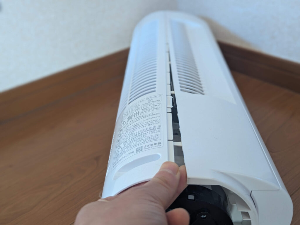 本体リヤカバーのツメを外す