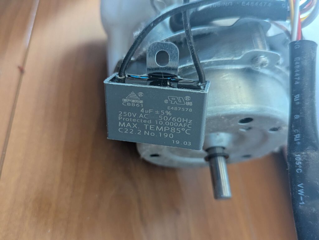 外した進相コンデンサー（フィルムコンデンサー）