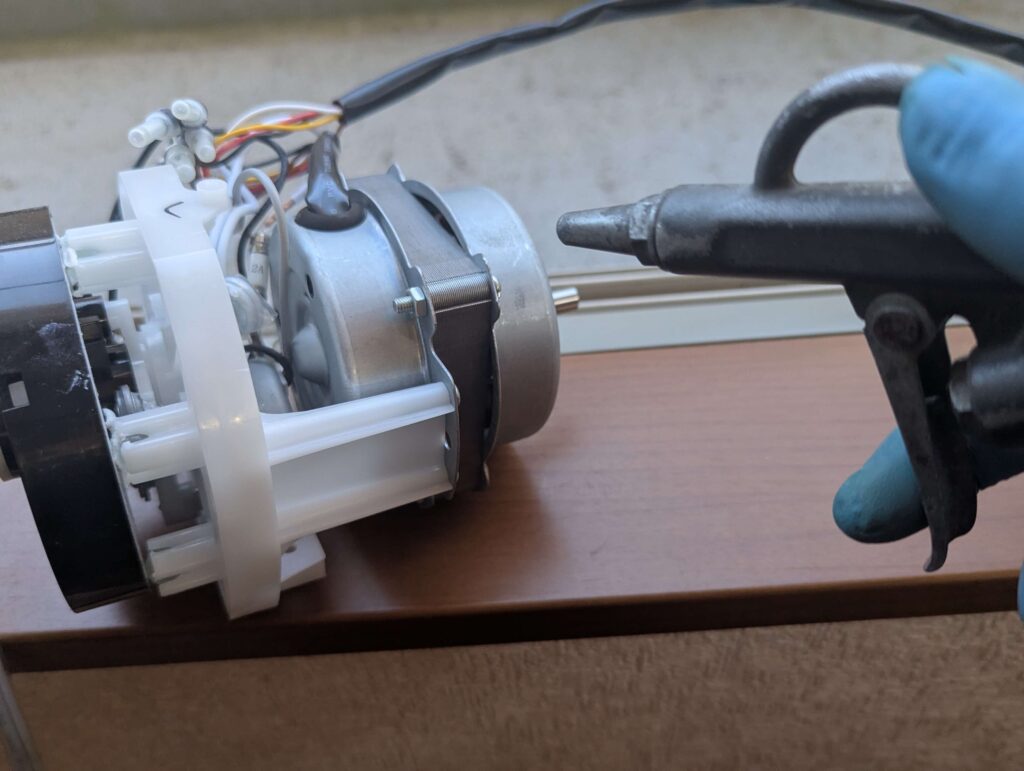 モーターをエアーダスターで清掃