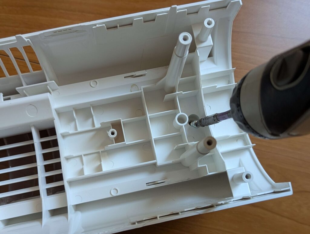 ネジ１本を外してフロントカバーを分解する