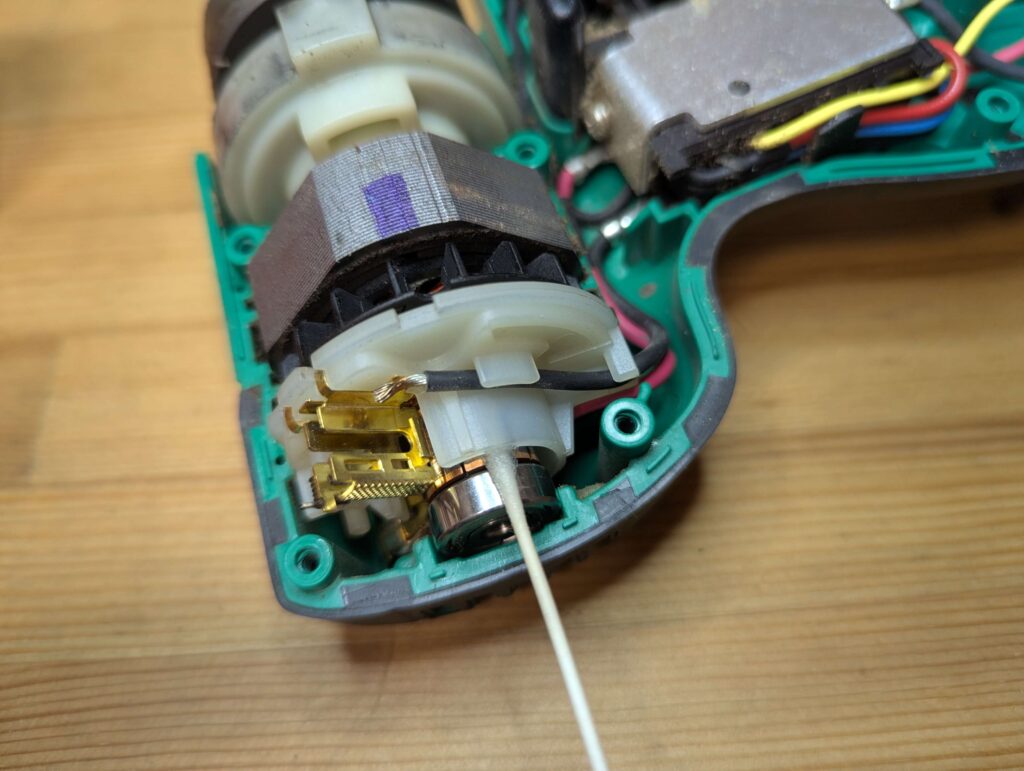 マキタインパクトドライバーのモーター整流子（コミュテーター）に付着したカーボン汚れを綿棒とIPA（イソプロピルアルコール）で清掃する様子