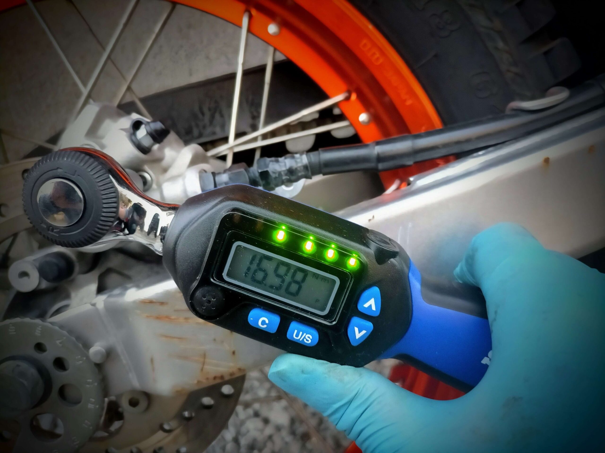 セロー250のバイク整備で設定トルク値に近づいた時のデジタルトルクレンチ表示ランプ