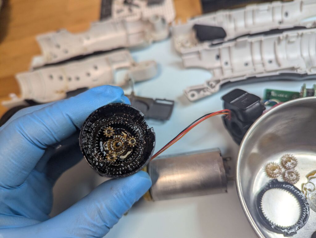 古いグリスを除去するためにEZ7410のギアボックス内部からギアパーツを全て取り出している状態