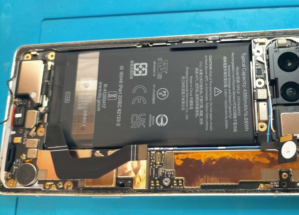 プラスチック製ヘラを使用してGoogle Pixelのバッテリーコネクタを基板から安全に取り外す