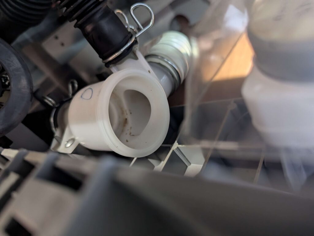 清掃完了後の排水弁ケース内部（汚れが除去されてきれいな状態）