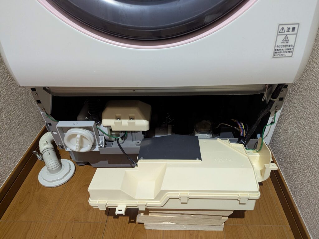 洗濯機の電子制御基板ユニットを慎重に移動させた状態