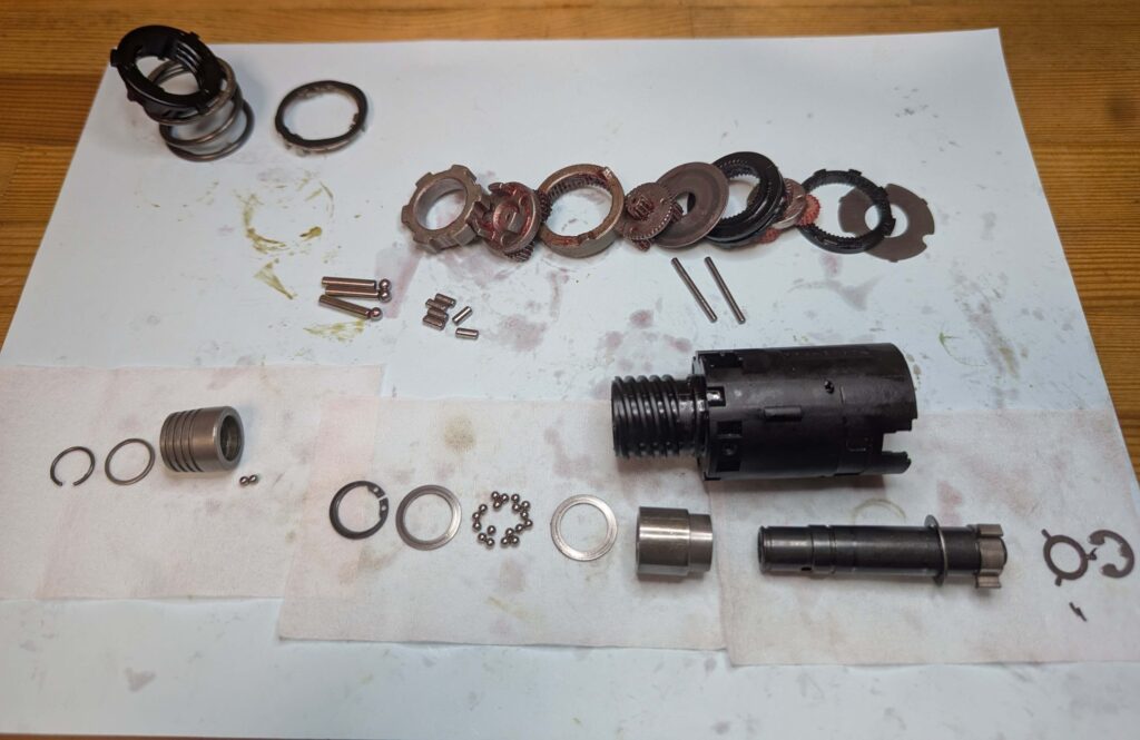 洗浄後のギアに新しいグリスを塗布し、組み戻す順番に並べた細かい構成部品一覧