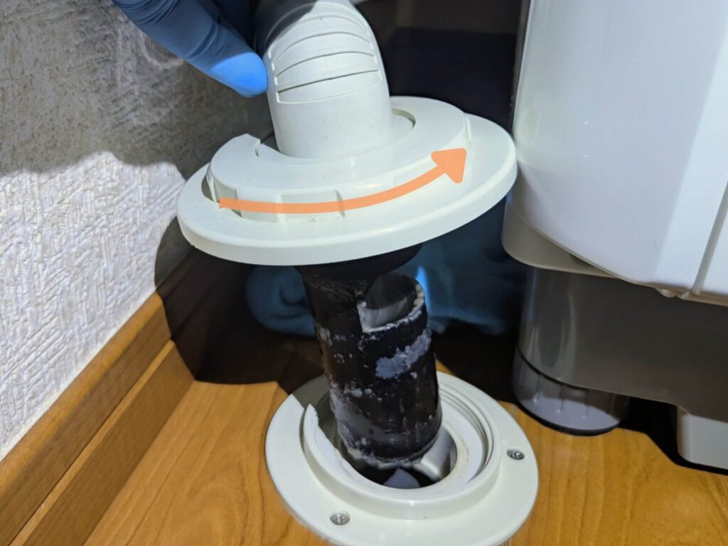 排水口のフタとトラップ（筒状パーツ）を左に回して取り外し分解する方法