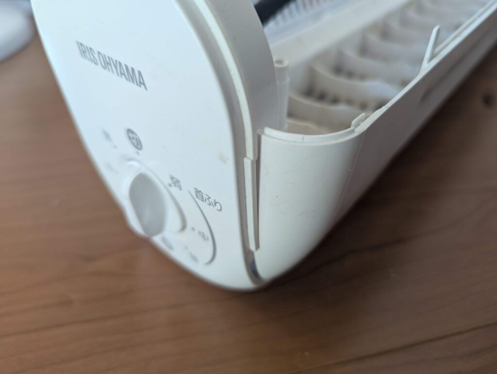 左右のトップパネル側面からフロントカバーをかわした様子